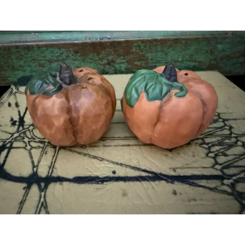 House of Lloyd Christmas Around The World  Pumpkin Salt & Pepper Shakers